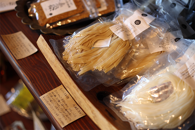 毎日の食事が楽しくなるものを 山形県産の米麺、玄米麺は、オリーブオイルなどと和えてパスタ代わりにも。きちんと作られたものは、ジャンルを問わず活用度が高く、料理のアイデア源に。