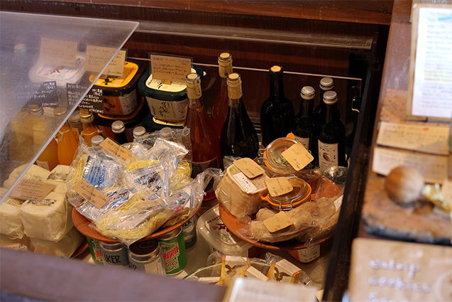 すぐに食べられ、“助かる”一品 開封して皿に盛るだけのパテやチーズ、フライパンで焼くだけのソーセージなど、手間要らずでちゃんとおいしい加工品も充実。日本ワインやシードルも。