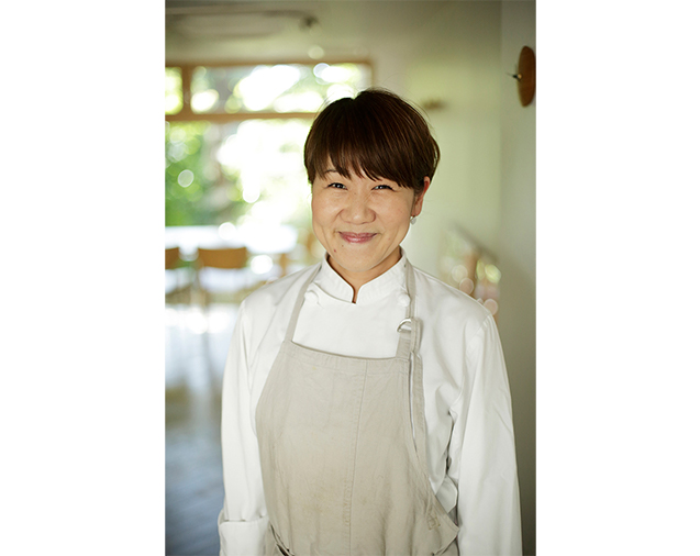 さかたあきこ 料理家の活動に加えて、長年の夢だった洋食の店を2019年11月にオープン。コロナ以降はテイクアウト、物販、通販と次々に新たな業態にチャレンジ。並行して新刊の準備も進行中。