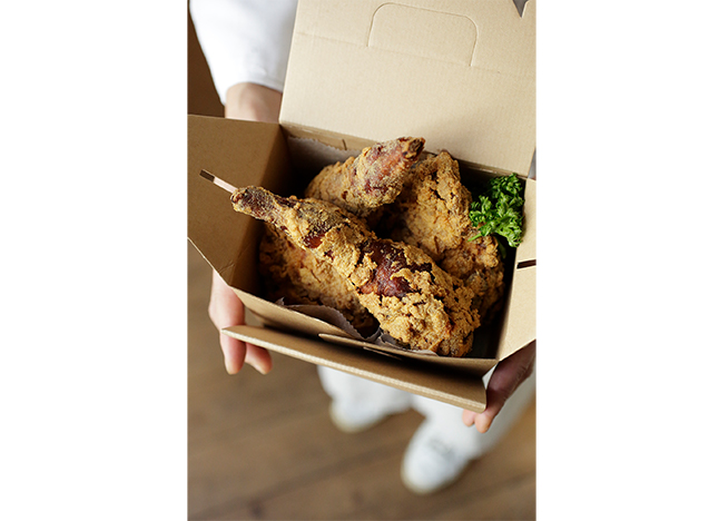 自信をくれたテイクアウトメニュー（文末にレシピを紹介しています） チキンバスケット 「インスタに上げると毎回即完でした」。アメリカ南部のレシピをベースに、大ぶりの骨付き鶏肉をジューシーかつ、衣はガリッとするまでしっかり揚げる。一見ジャンキーだが、中身は上質。ポテトサラダとコールスローサラダが付いて2,200円。