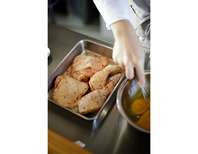 他にはない味づくり チキンはホエーとたっぷりのタバスコで臭みを取り、コーンミールで衣をガリッとした食感に。テイクアウトのレシピにも強さの秘訣は詰まっている。