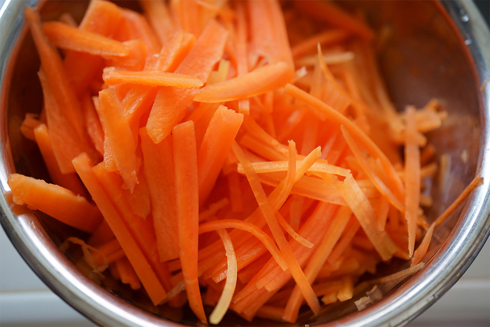 （B）スライサーで断面をシャープに切ったきんぴら用。