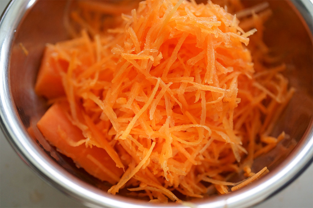 断面がギザギザで波打つようにおろしたキャロット・ラペ用のニンジン。