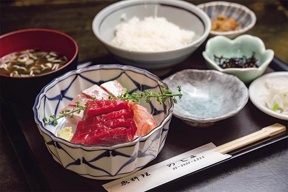 人気メニューのひとつ、刺身定食（￥1,080）。魚は日によって変わるが、この日は本マグロ、甘エビ、ブリ。ご飯と味噌汁はお代わり自由。なお、丼にはひじきや卯の花など日替わりの副菜３品もついてくる。