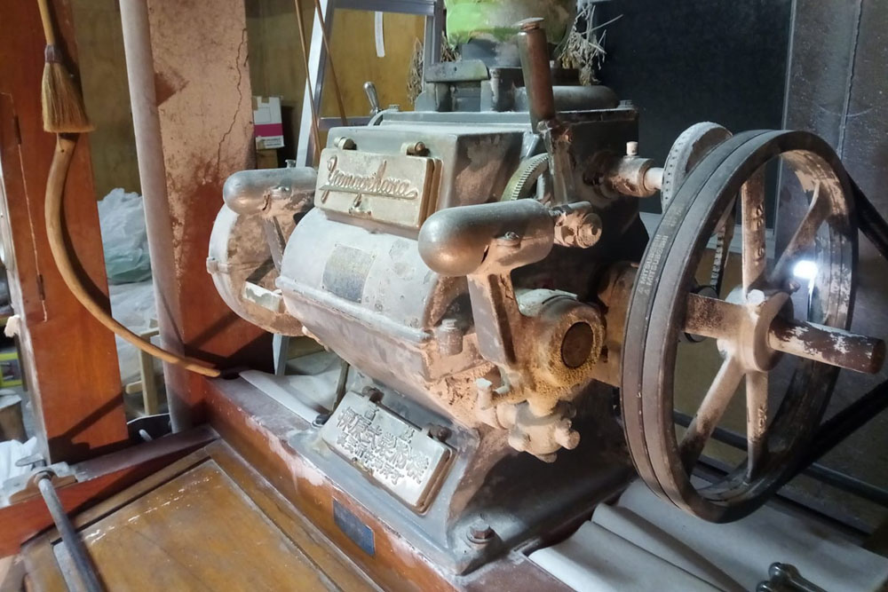 久保田さんが全幅の信頼を置く「コンベ製粉所」は、福祉施設勤務の今部文彦さんが手掛ける有機限定製粉所。古いロール挽きの製粉機を手でコントロールしながら挽き上げる。「農林61号は粒が軟らかいため、丁寧な製粉が求められる」と久保田さん。