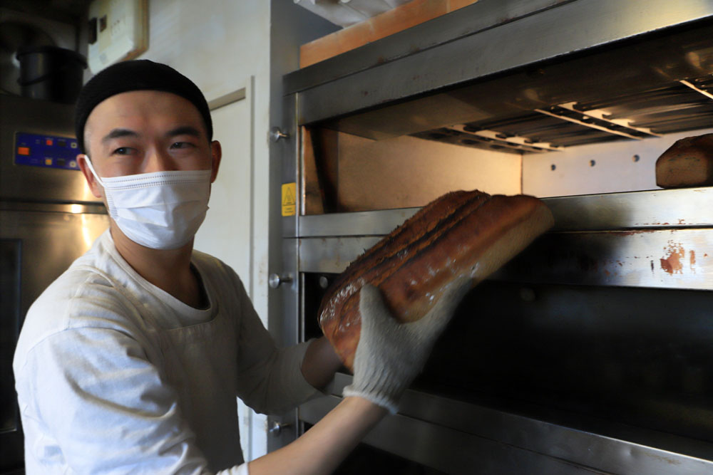 窯から取り出しているのは「栗粉のパン」。ジビエ料理に合わせるパンとしてレストランに納める。「この栗粉はイタリア産。カンパーニャ州の栗を薪火で乾燥させて石臼で挽いた粉です」。