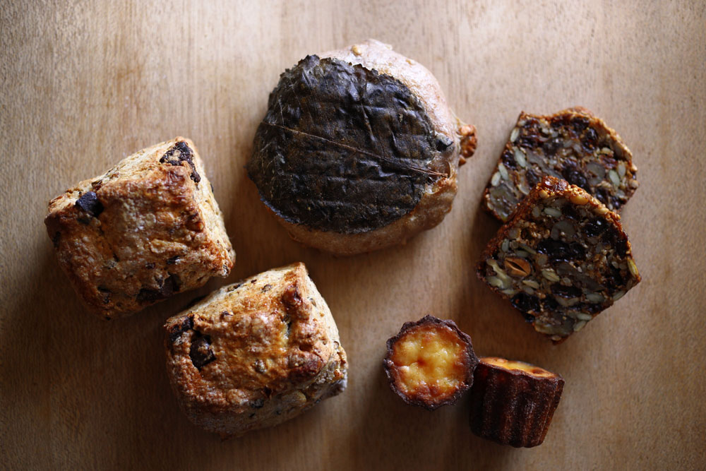 （左）「焙煎大麦粒、チョコ、くるみのスコーン」は、高崎産有機全粒粉１/３使用、福田農園の焙煎大麦粒が食感のアクセントに。 （上中央）「花豆パン」、クルミと２種のシリアル入りライ麦配合の生地で、片品村産花豆とクリームチーズベースのフィリングを包み、大島桜の葉をのせて。