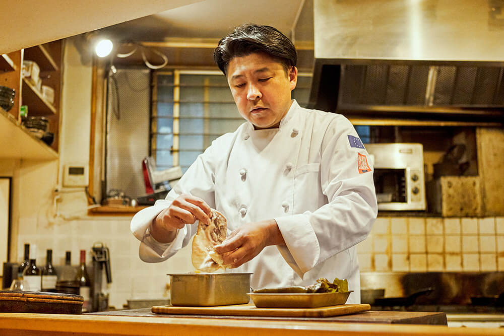 料理をする小田島大祐シェフ