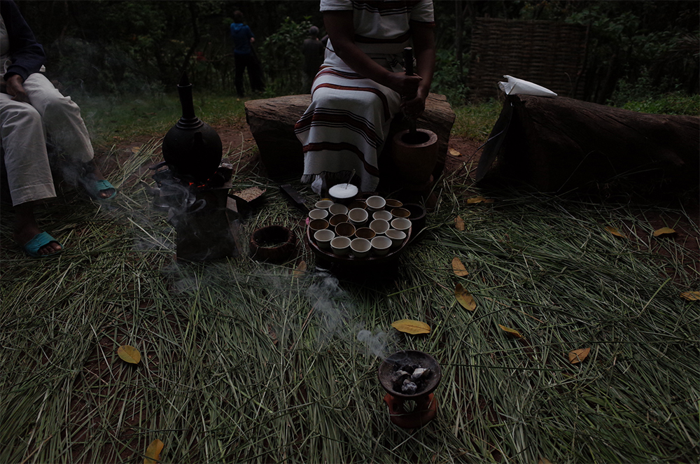 エチオピアの珈琲セレモニーの様子。