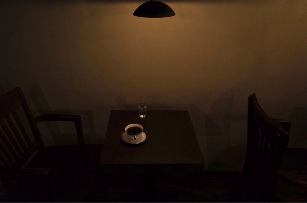 マチェックはじめ、日本にはたくさんの仄暗い喫茶店が古くからある。そこにある陰影から、自分の店も知らず識らず影響を受けているのであろう。