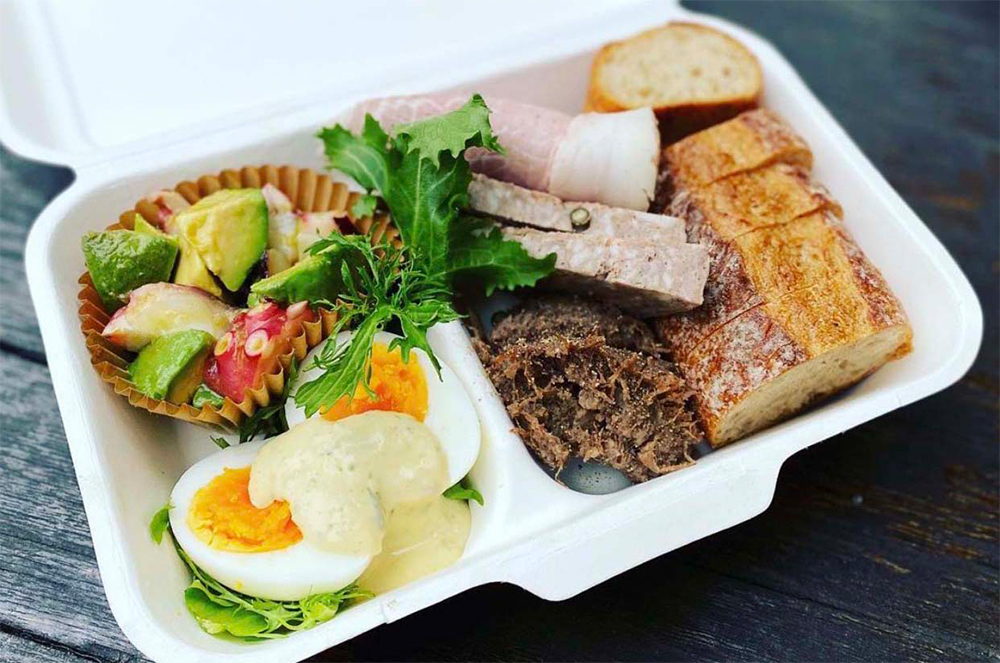 １回目の緊急事態宣言発出前、３月30日から始めたテイクアウトはすっかり定着し、新しい客層も広げている。（ photograph by Instagram @ahiruani ）