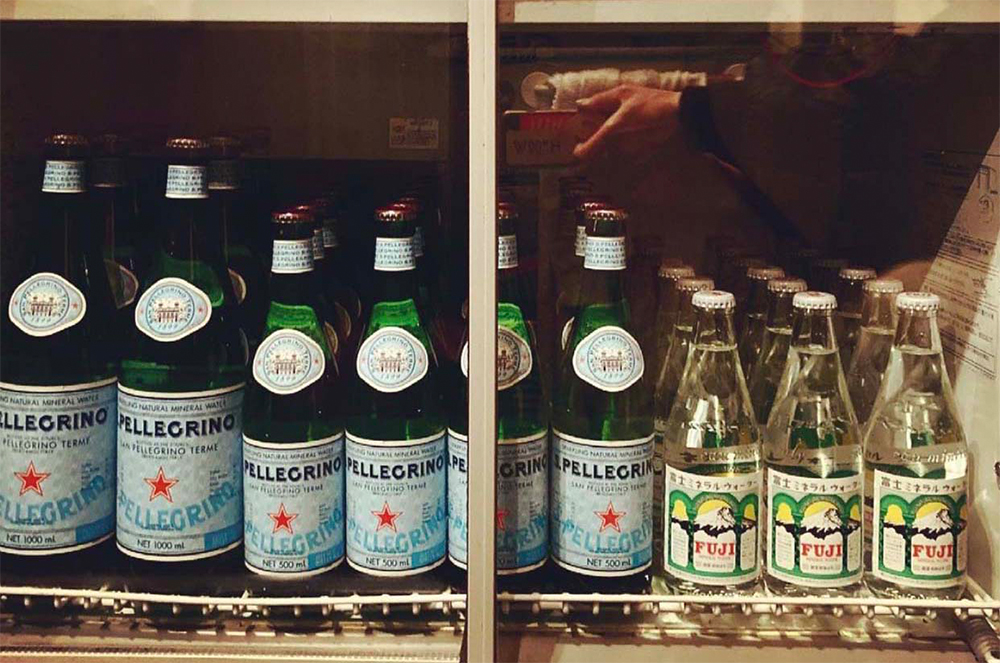 「ノンアル営業」では水だけでもサイズ違いで４種類を用意し、アヒルストアらしくサバイブ。（ photograph by Instagram @ahiruani ）