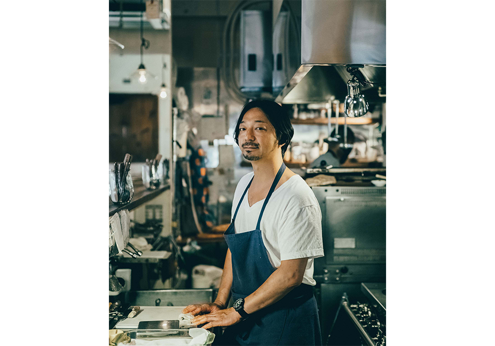 photograph by Kazumasa Harada 齊藤輝彦さん 東京・富ヶ谷のワイン酒場「アヒルストア」店主。大学卒業後、設計事務所、弁当屋台「スター食堂」、ワインショップ勤務を経たのち、元点心師の妹の和歌子さんと共に2008年現店開業。