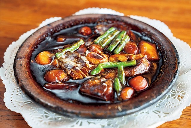 店の代表メニュー「タンシチュー」（￥2,500・税込）。厚さ３センチ近いタンは、一口噛めばほろっと崩れる軟らかさ。常連の娘さんの愛称からとったボルシチ風のスープ「チャーチャースープ」（￥500・税込）も人気。