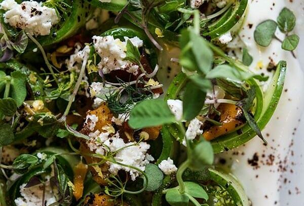 旅するシェフが辿り着いた“無国籍小皿料理”