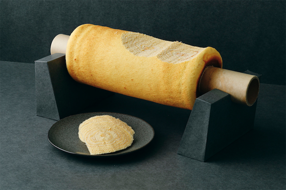 THEOが焼いたバウムクーヘン。小さなサイズなので、１本丸ごとの販売も可能。