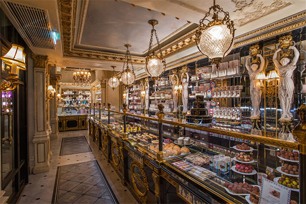 帝政ロシアの面影漂う絢爛豪華な空間