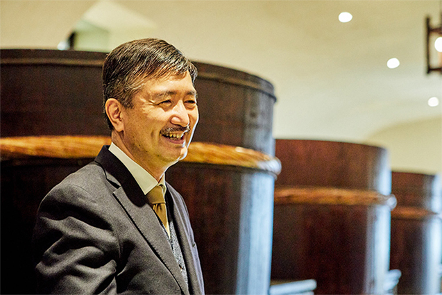 蔵では元の仕込み蔵がそのままの形で残され、廊下の天井にも元の蔵にあった木材が使われています。「生酛造りの酒は料理との相性が良いので、コースに沿って吟醸から純米、古酒、梅酒との見分ける楽しみがあります。酒だけなら東京のデパートでも買えますが、土地の料理あっての酒の旨さをぜひ、味わってほしいですね」と太田さん。傍らで藤澤さんも大きく頷いていました。