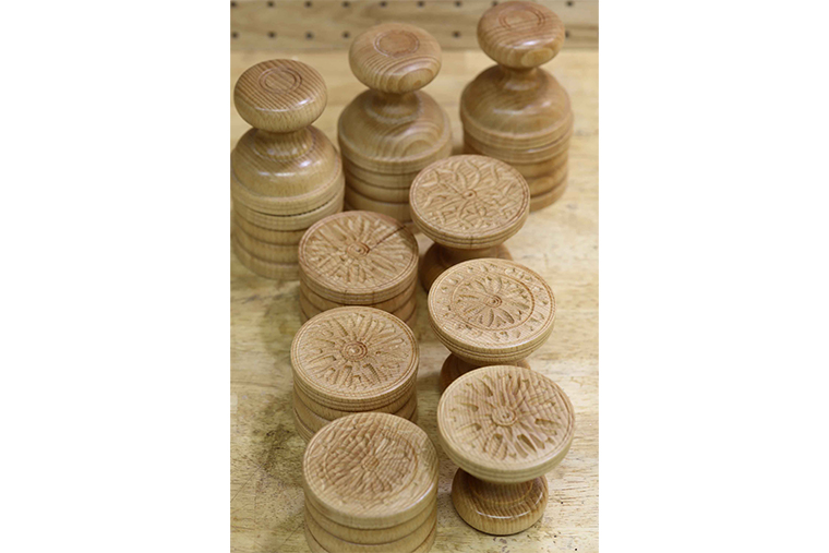 コルツェッティの模様は、家紋などがモチーフになっている。木目とは垂直方向に削るため、深く彫るのが難しい。現地価格に近い￥5,500／個で販売している。お店のロゴなどオリジナル柄は、プラス￥1,100で応相談。