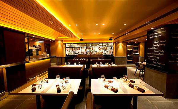 活気に満ちた香港にパリの伝統的なビストロを