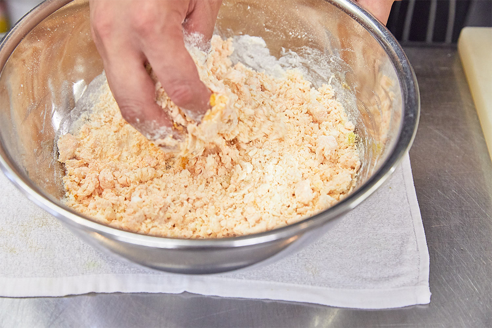 中力粉、セモリナ粉、塩に卵とオリーブ油を加えて混ぜ、そぼろ状になったら指先を濡らす程度の水を慎重に加えていく。