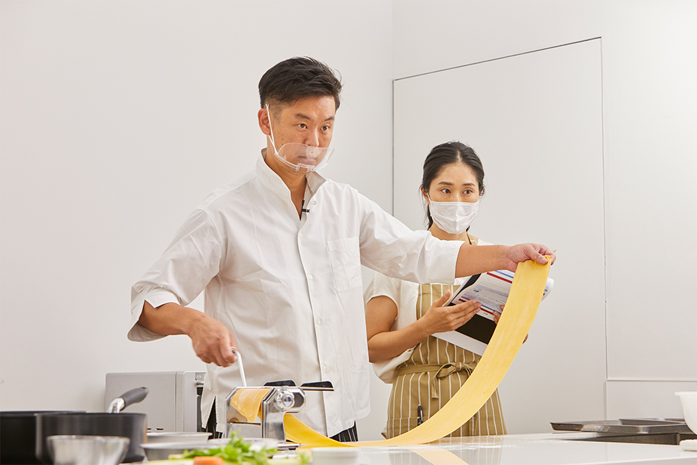 みるみるうちに、手が透けて見えるほどの薄さに。これを鍋の大きさに合わせて切り、茹でて氷水で締める。