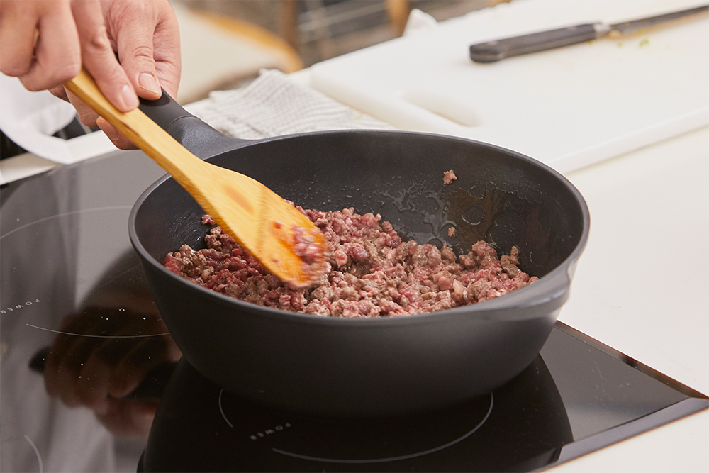 肉に焼き目をしっかり付けるため、あまりさわらない。