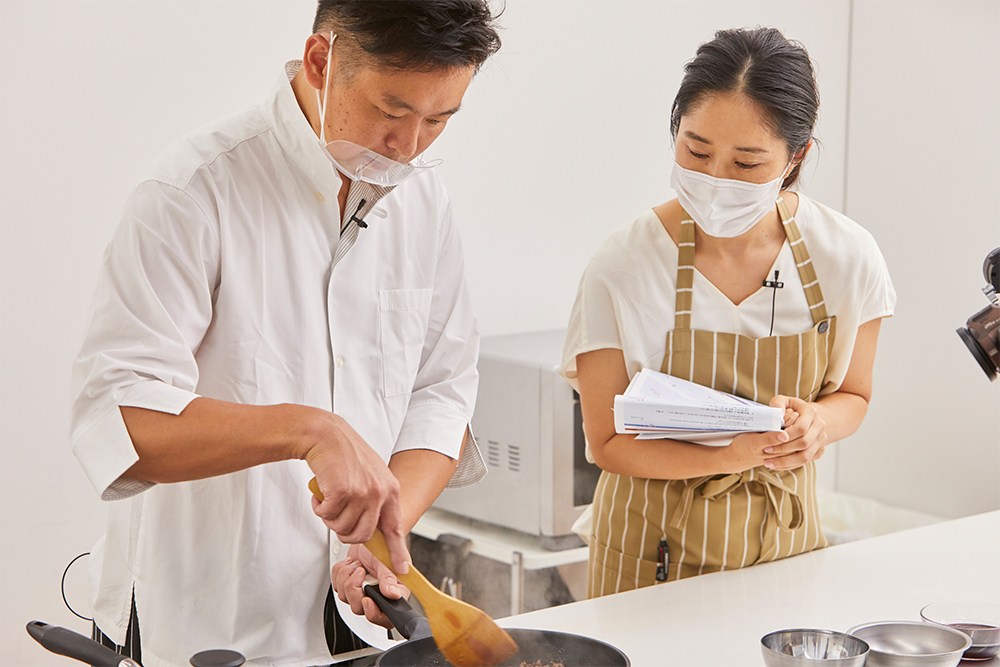 焼き色が付き、出てくるのが脂だけになったら引き上げる目安。鍋底をしっかり見ながら「もういいかな？」と感じる状態のもう一歩先まで炒める。「イタリア料理に焦りは禁物」