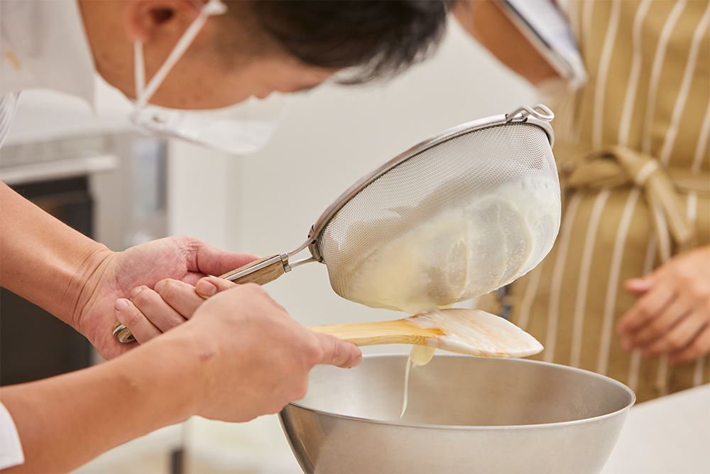 ベシャメルソースは最後に網で漉して、なめらかな口当たりに仕上げる。「たとえダマになっていても漉せば大丈夫なのでご安心を」