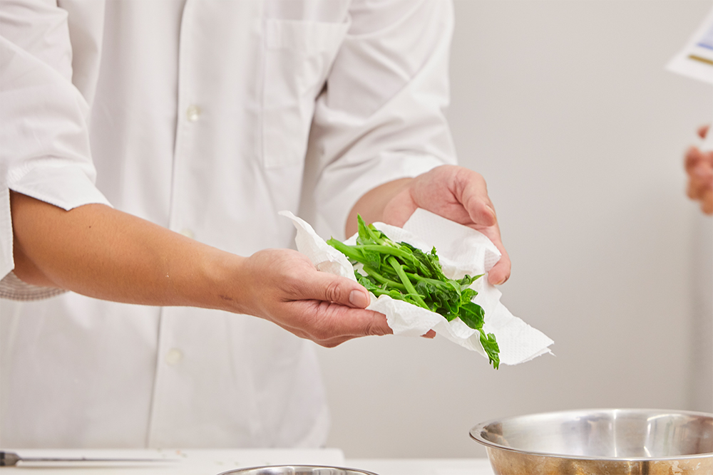 「ごきげんファーム」のツルムラサキも使用。「お米のサラダにはズッキーニや、ソテーしたナスやキノコを加えてもおいしいですよ」