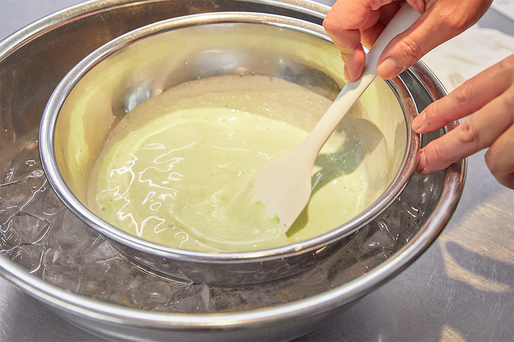 茶葉を漉した後は氷水にあてて冷やす。「ボウルを回しながらヘラで混ぜると早く冷えます」