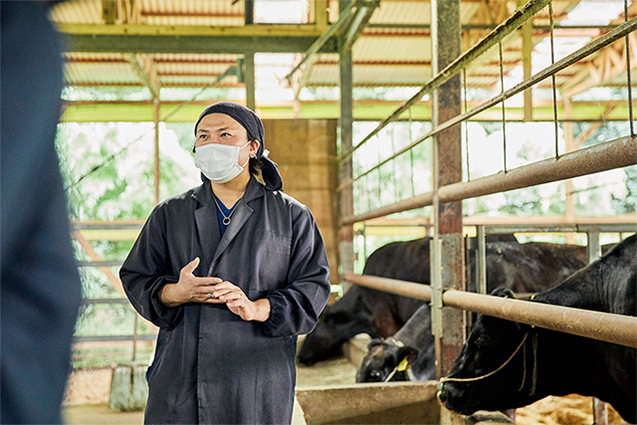 「シバサキ」の柴﨑有信さん。父・哲夫さんとともに常陸牛の生産に取り組む。