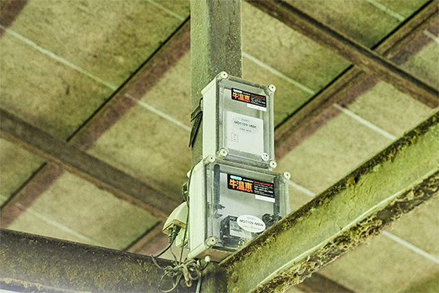 温度センサーで牛の体温変化を感知し出産兆候をメールで通知するシステム。