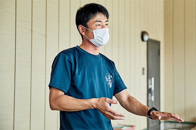 「飯田園」の飯田耕平さん。静岡県にある国立野菜茶業研究所で学び、日本茶インストラクターと、全国手もみ茶振興会認定手もみ茶教師の資格を取得。