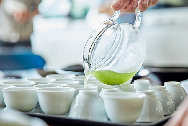 水だけを加えて冷蔵庫で一晩置けば、渋味を抑えたあっさりとした水出しになる。