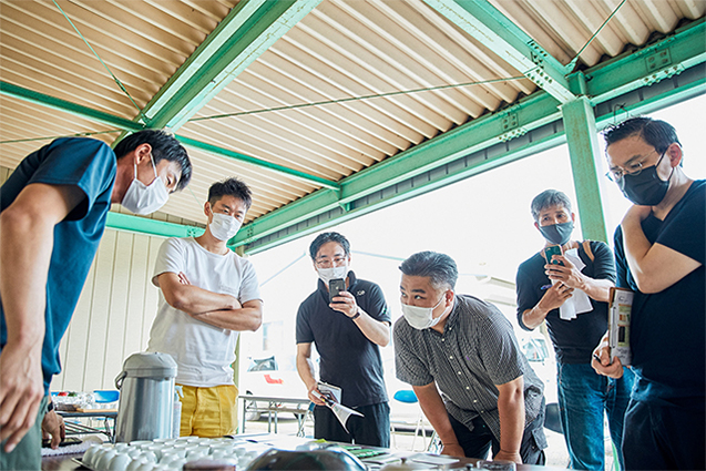 外苑前「慈華」田村亮介シェフ（右から3番目）は店で約30種の中国茶を扱う。