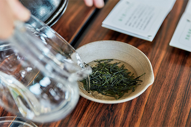 手揉み茶は淡く透き通った金色が特徴。抽出後の茶葉は再び1枚の若葉の形状に蘇る。茶がらは何もつけず、そのまま食べても美味。