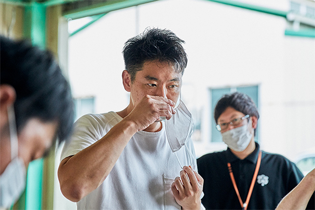 北参道「コンヴィヴィオ」の辻大輔シェフ。「店では食後に嬉野茶を出しているんですが、いつもは70℃で淹れている。でも旨味が濃いお茶の場合は、50〜60℃で最も旨味が出るんですね！ 試してみます」