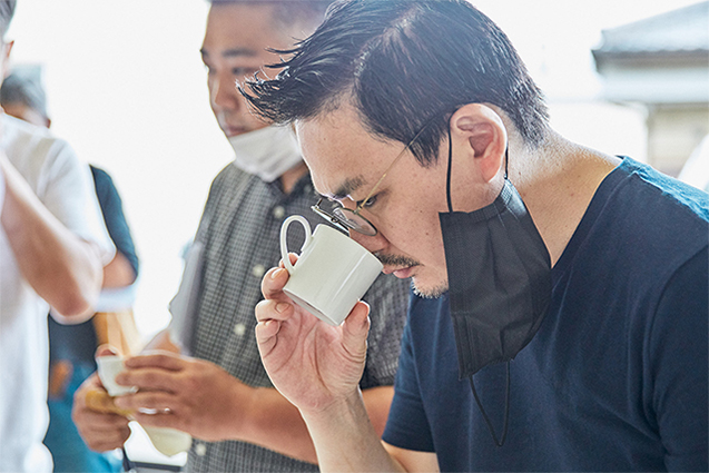 西麻布「ルブトン」杉山将章シェフ。まだ熟成が完了していない紅茶は、カップの残り香で寝かせた後の香りを感じ取る。