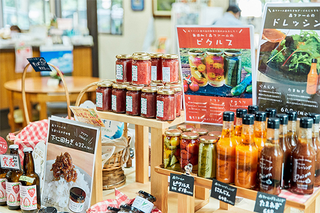 直売所では、季節の野菜や、ピクルスやジャムなどの加工品、クラフトビールやどぶろくも販売している。