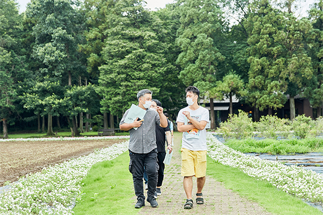 併設レストラン「ゆるりの森」は畑の中のアプローチを抜ける設計に。