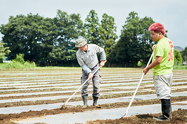 年齢も障がいの種別も程度も様々な人が集う。草取り、畝作りなど、それぞれの作業に合わせた「道具」を取り入れ、誰もがやりやすくすることも大事だという。