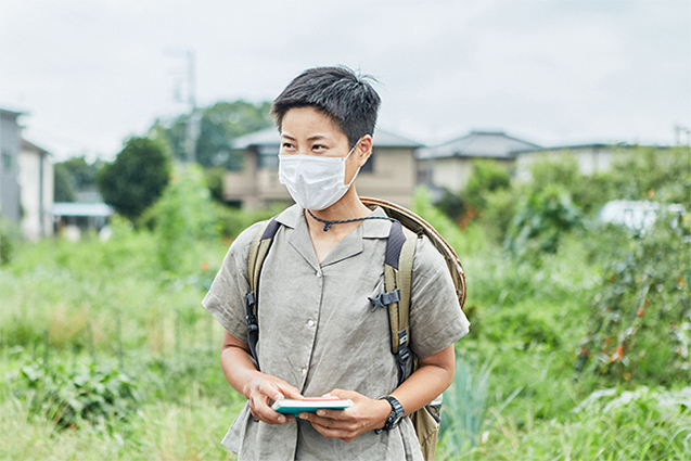 養鶏を担当する荒間瑛さん。自宅に冷凍庫を買って廃鶏を引き取っているという。「一生この肉だけ食べてもいいと思っている」と誓いを立てているそう。