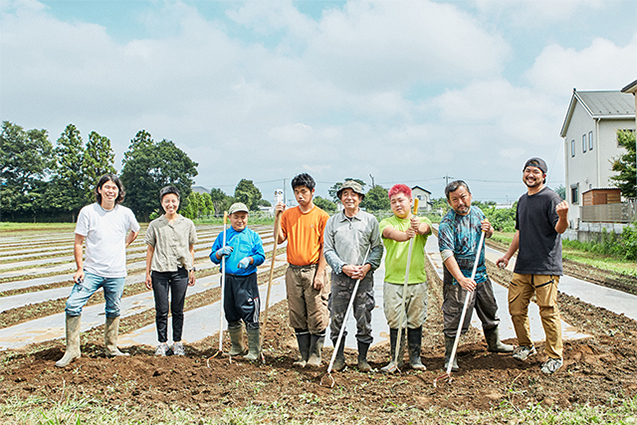 年代もさまざまなファームスタッフのみなさん。自分たちで耕した大地の上で、とても良い笑顔！