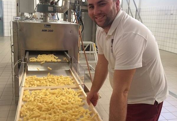 若い起業家と地元教会が立ち上げたパスタメーカー