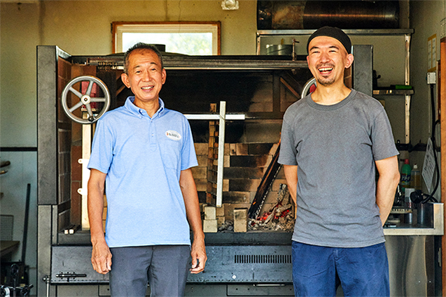 左・増田晋一さん。群馬県前橋市にある1902年創業の増田煉瓦５代目。天然資源を素材とするピッツァ窯やパン窯を多数開発し、17年前からはレストランの薪グリルを手掛けている。右・久保田英史シェフ。アメリカでパン職人として働いた後、増田煉瓦に入社。2012年12月に独立して前橋市で「クロフトベーカリー」を営む。＊プロフィール詳細を記事の最後に掲載しています。