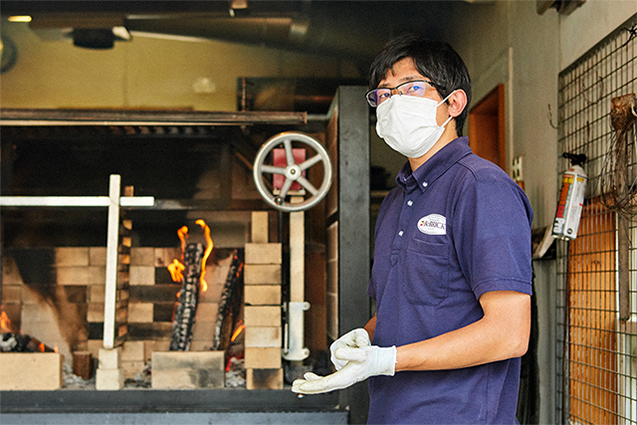 増田煉瓦本社のテスト用薪グリルでシェフたちに薪火を体験してもらう。現場管理部設計担当の住谷亮介さんが、シェフたちの要望に耳を傾け、潜在ニーズを掘り下げる。