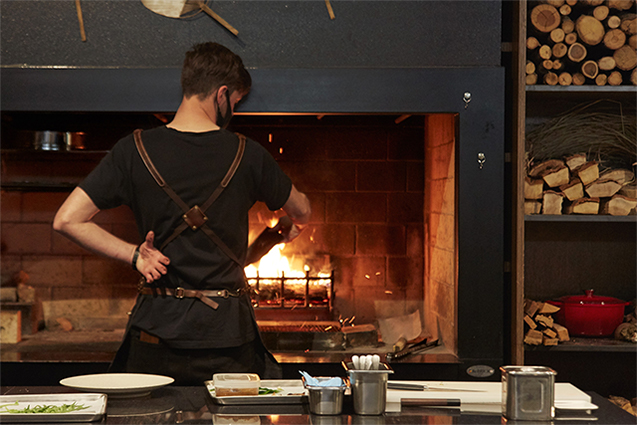 長野県松本市にオープンした「松本十帖」の薪グリルは増田煉瓦製。（本記事のトップ画像も「松本十帖」）
