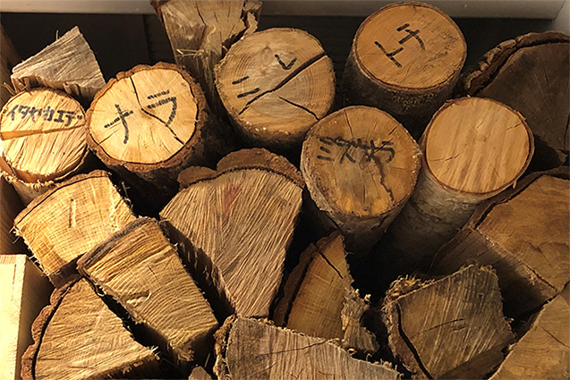 渡邊シェフは、入手可能な樹種を片端から試した結果、高密度で火持ちの良いナラを選んだ。