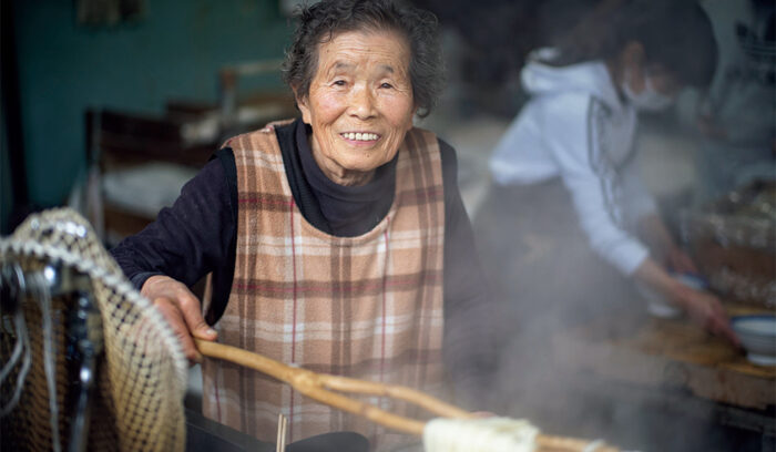 83歳。「朝早くから、こんなところまで、よう食べに来るなと思うけど」
